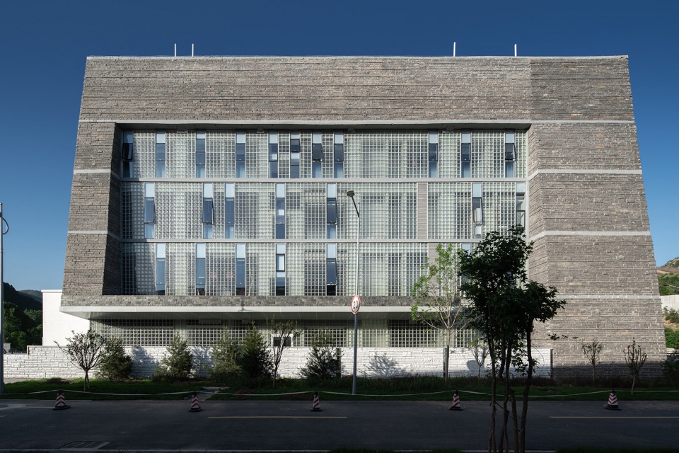 longdong multifunctional parking building of jinan rail transit r3 construction phase 1 china by tong yuan design group