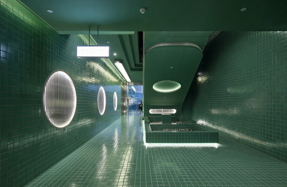 A 1450 square meter toilet PIG DESIGN