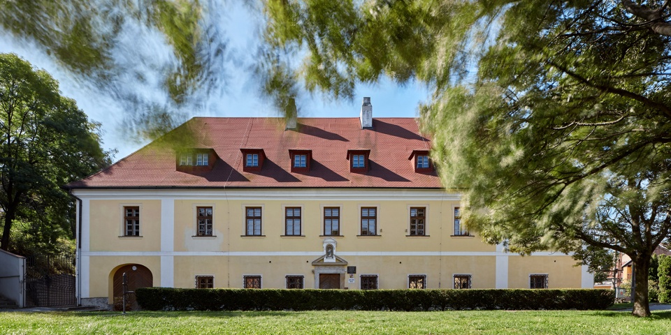 reconstruction and extension of elementary school vresovice by public atelier fuuze