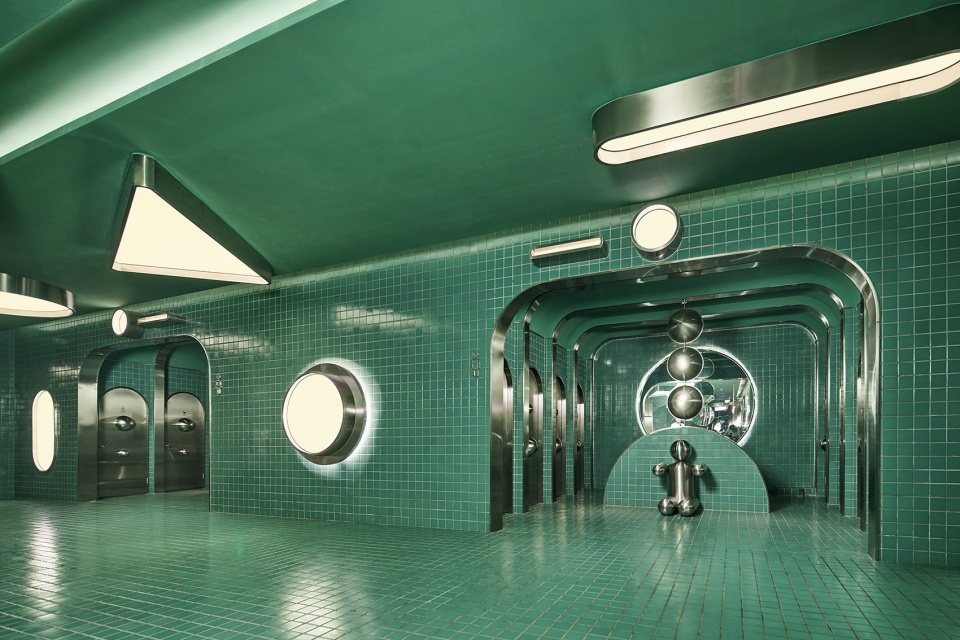 A 1450 square meter toilet PIG DESIGN