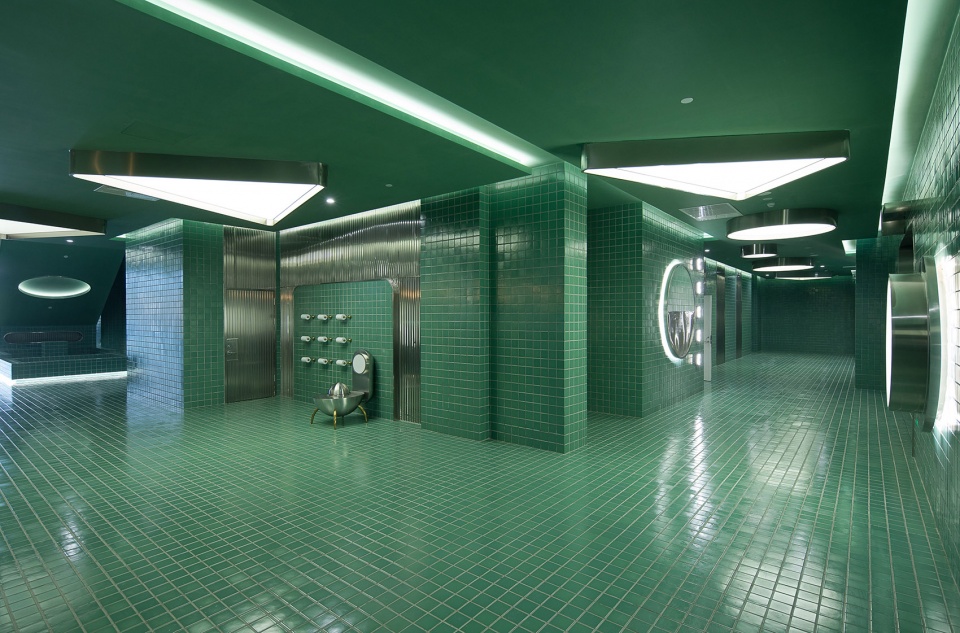 A 1450 square meter toilet PIG DESIGN