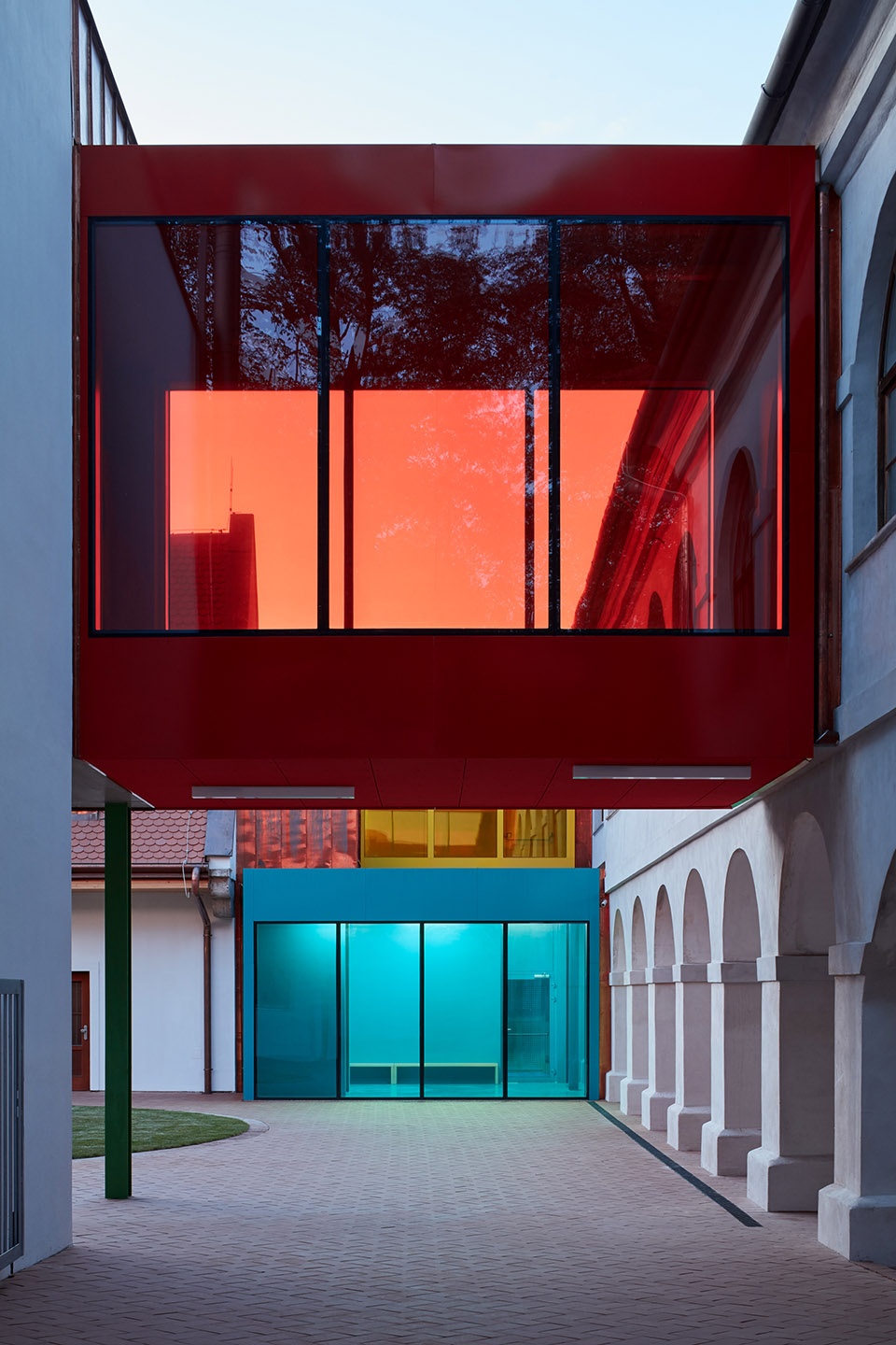 reconstruction and extension of elementary school vresovice by public atelier fuuze