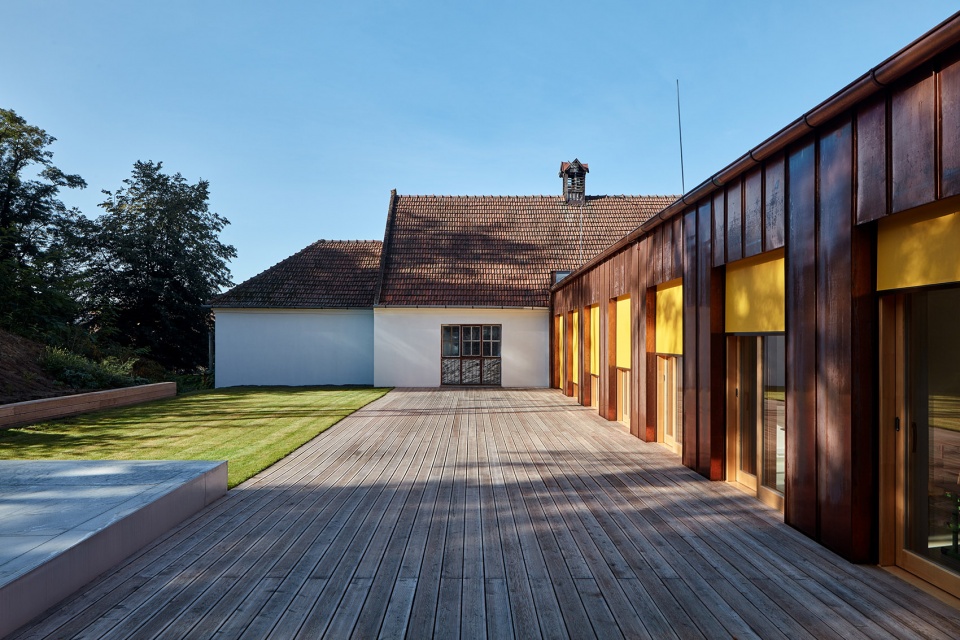 reconstruction and extension of elementary school vresovice by public atelier fuuze