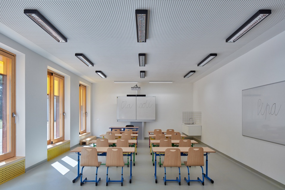 reconstruction and extension of elementary school vresovice by public atelier fuuze