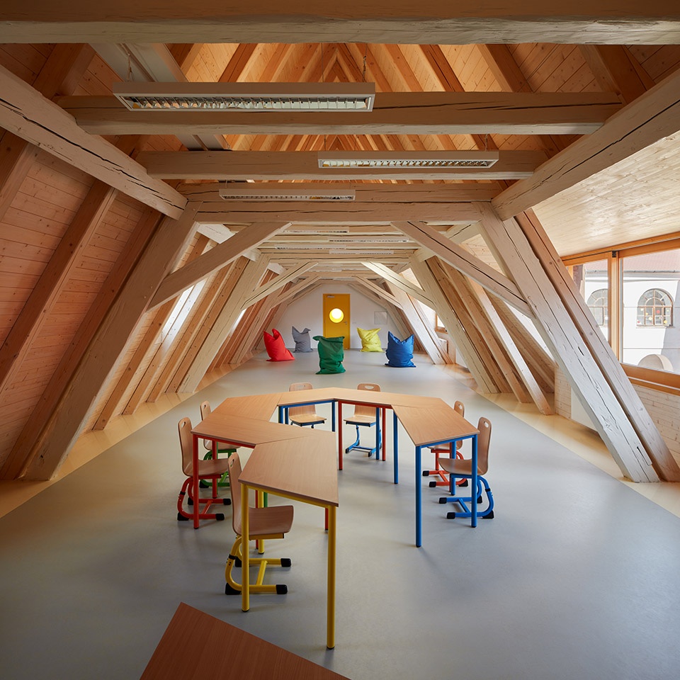 reconstruction and extension of elementary school vresovice by public atelier fuuze