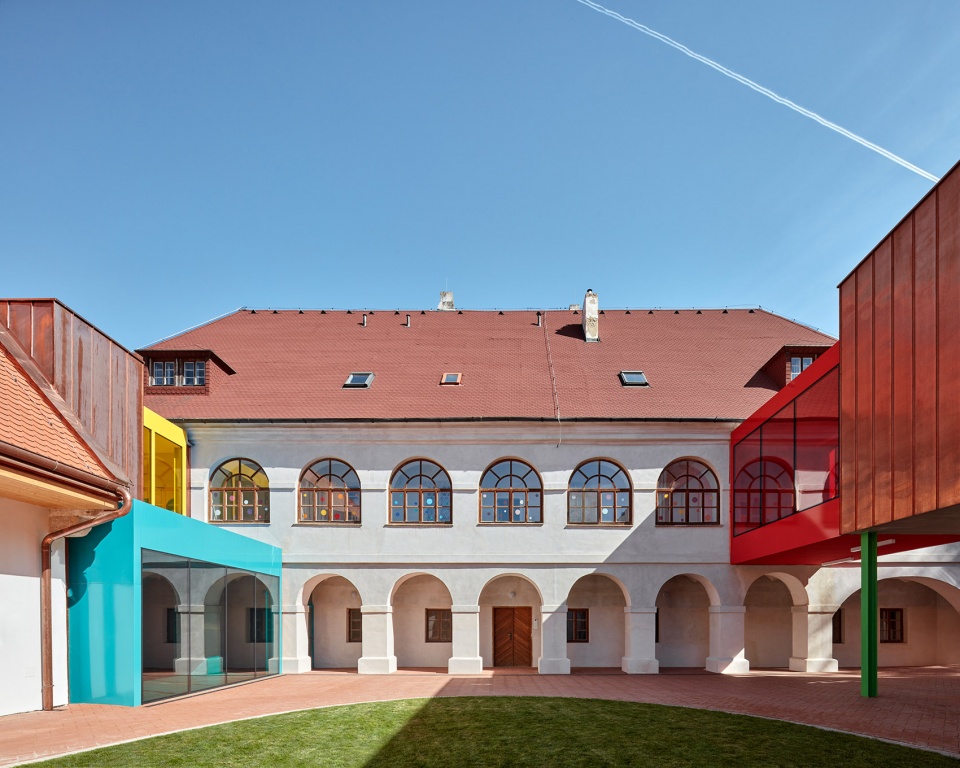 reconstruction and extension of elementary school vresovice by public atelier fuuze 1