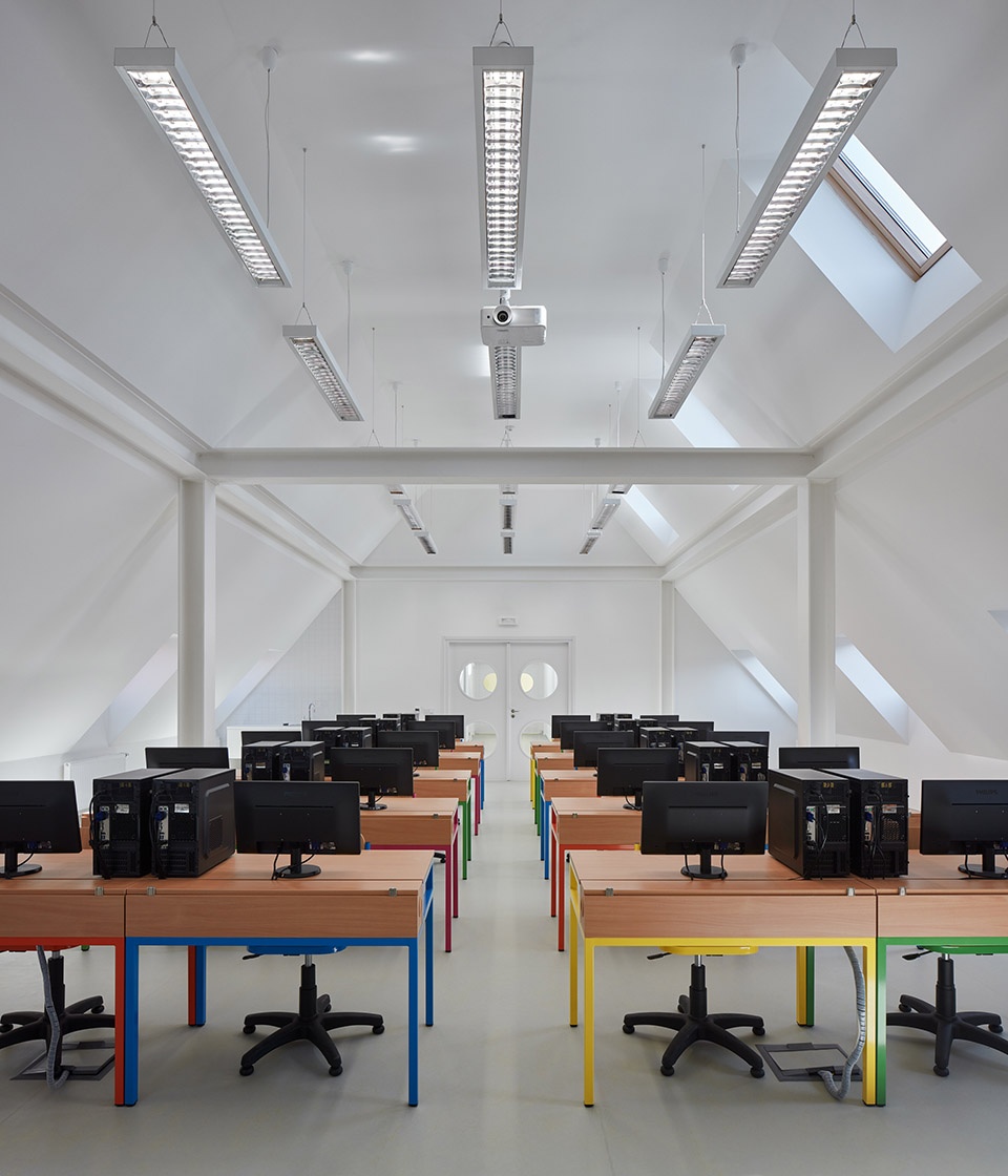 reconstruction and extension of elementary school vresovice by public atelier fuuze