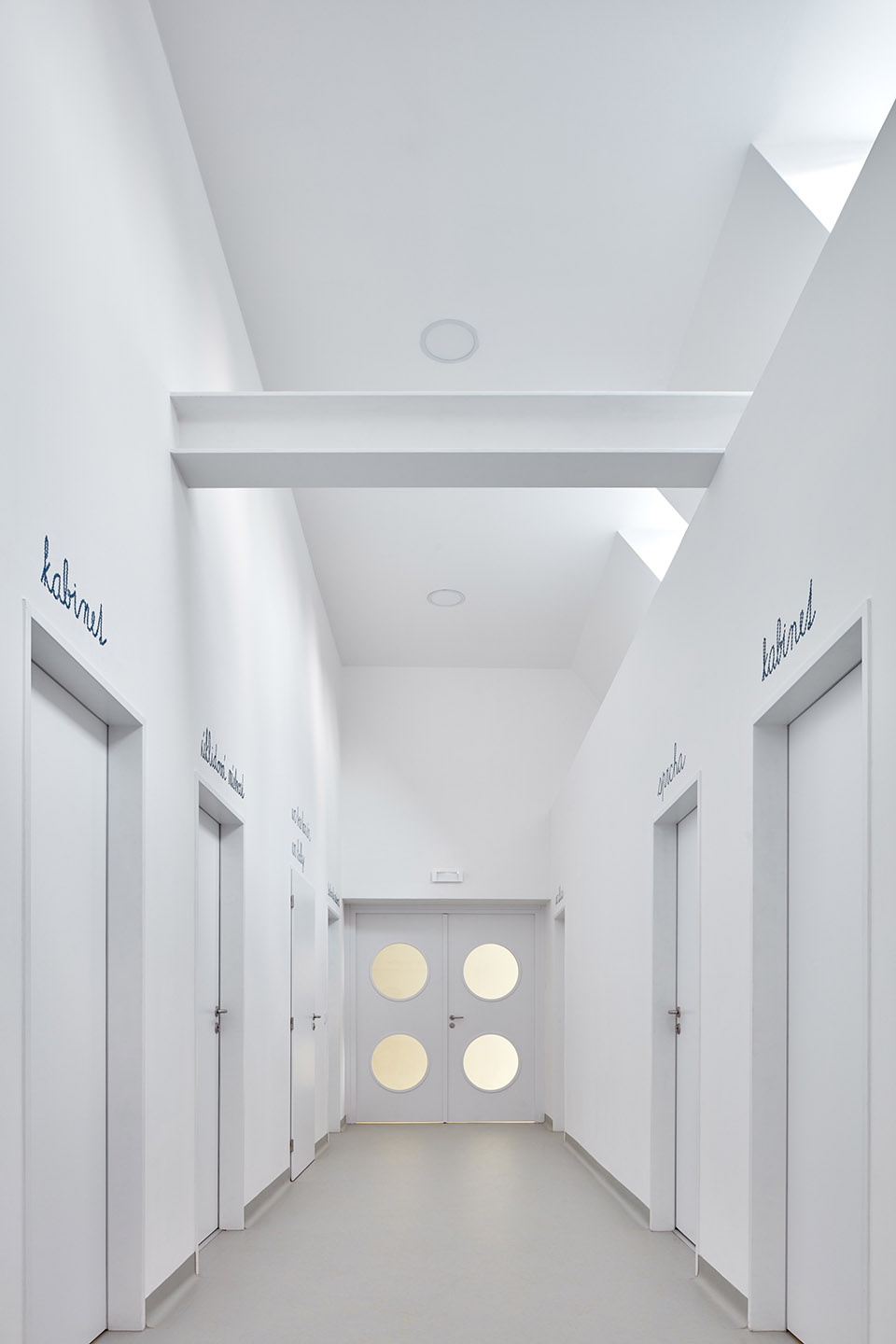 reconstruction and extension of elementary school vresovice by public atelier fuuze