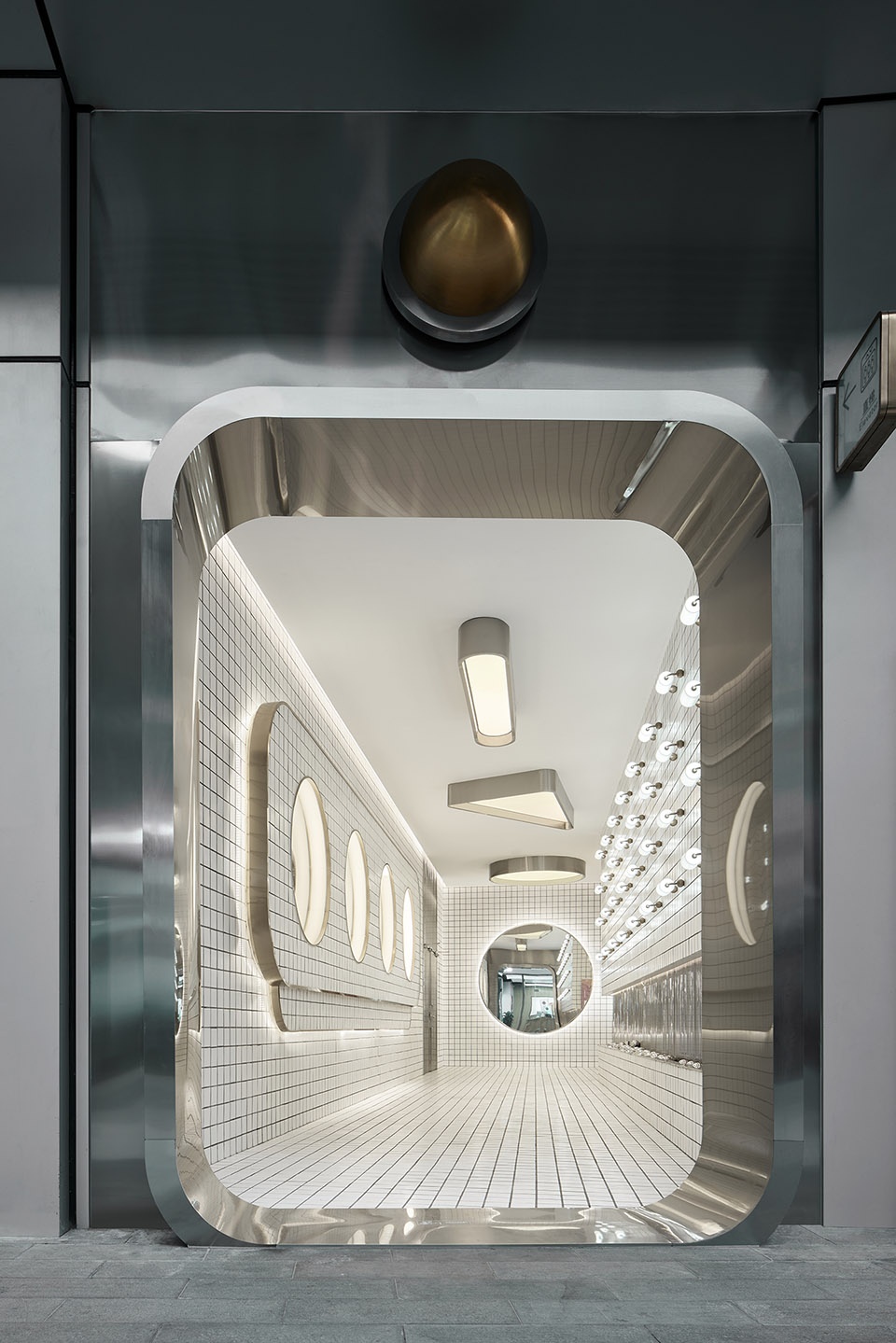 A 1450 square meter toilet PIG DESIGN