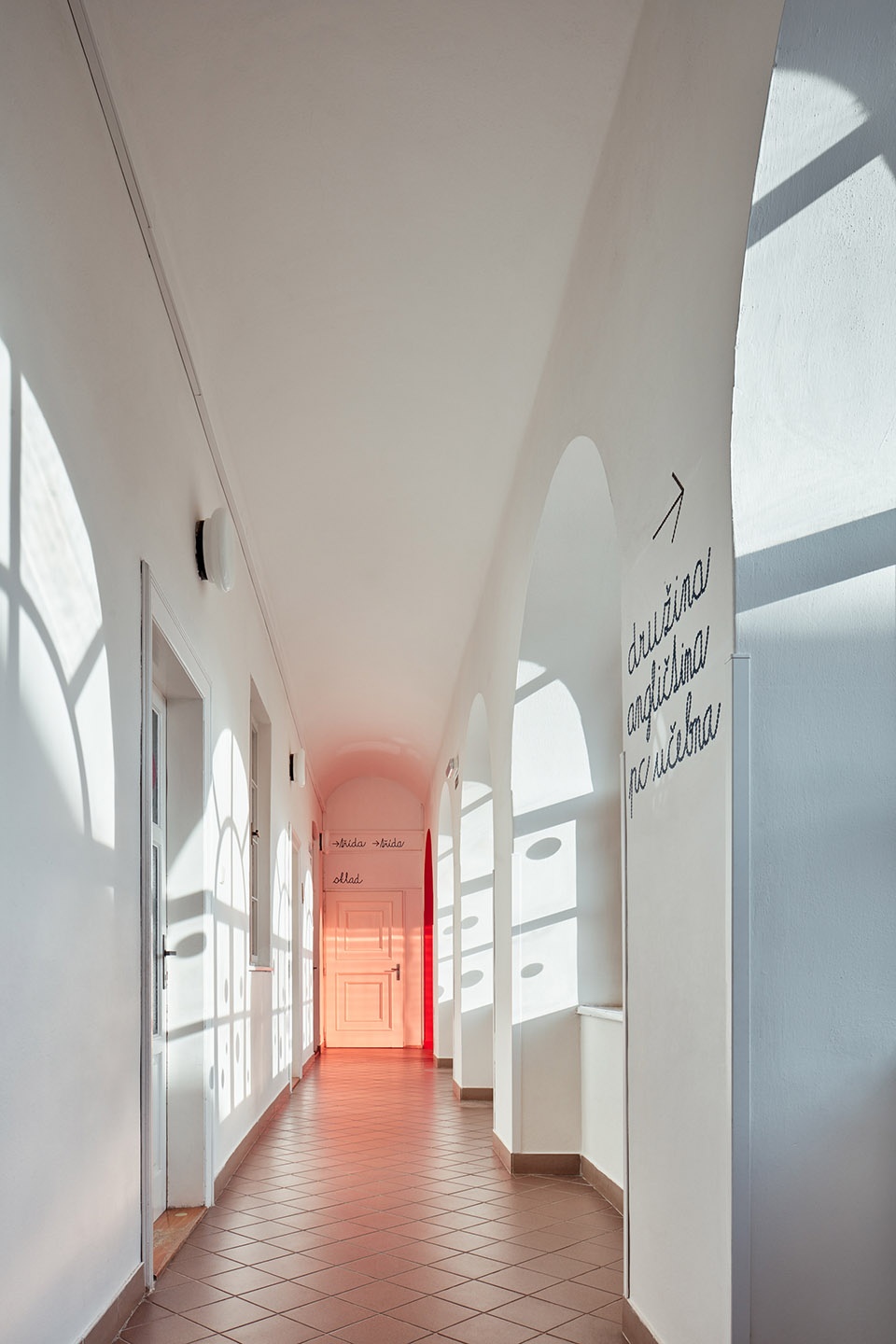 reconstruction and extension of elementary school vresovice by public atelier fuuze