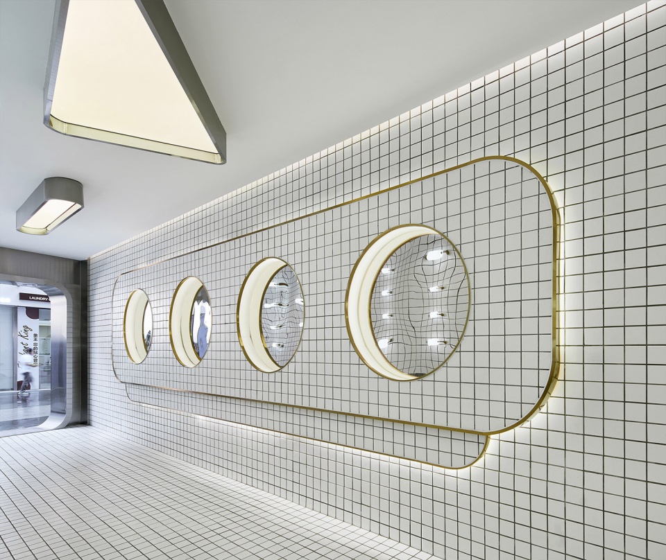 A 1450 square meter toilet PIG DESIGN