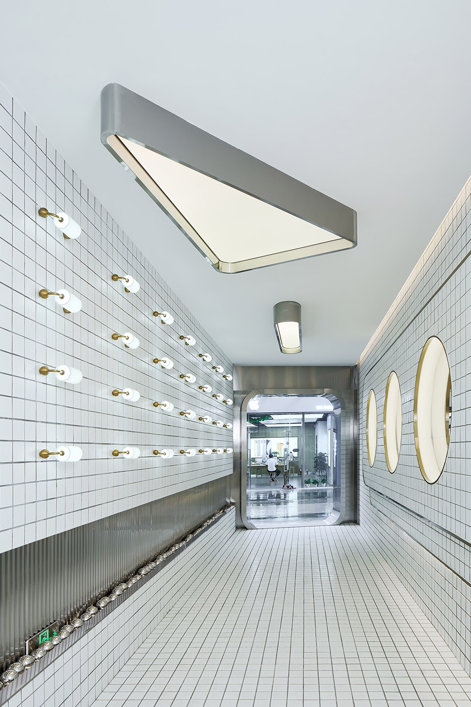 A 1450 square meter toilet PIG DESIGN