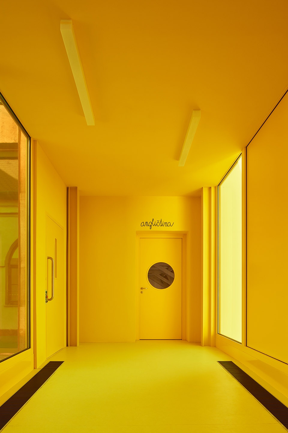 reconstruction and extension of elementary school vresovice by public atelier fuuze