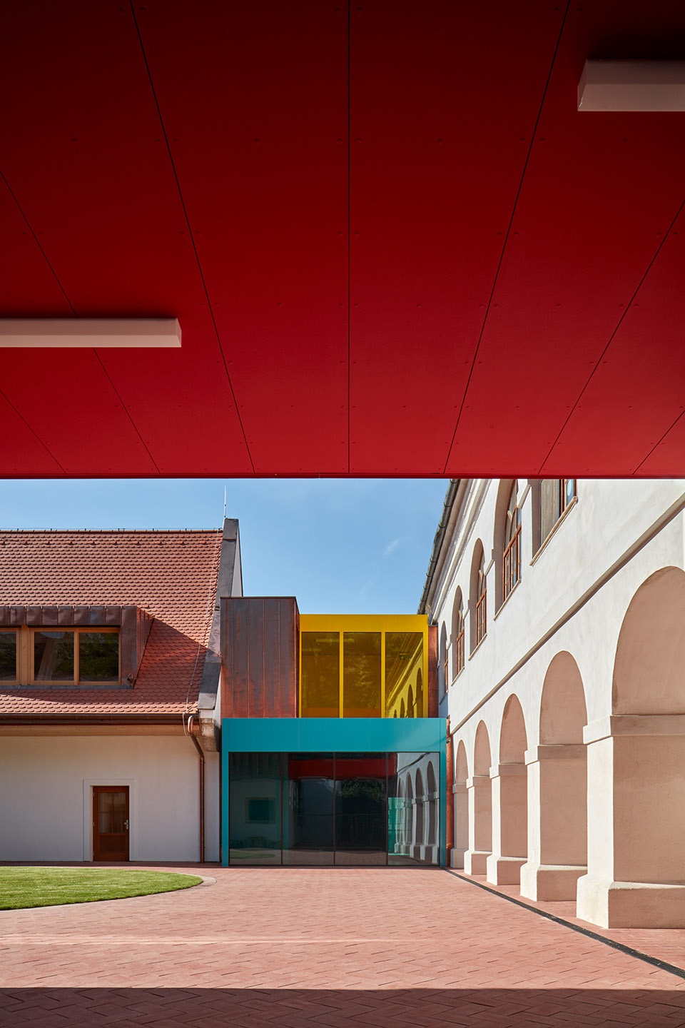 reconstruction and extension of elementary school vresovice by public atelier fuuze