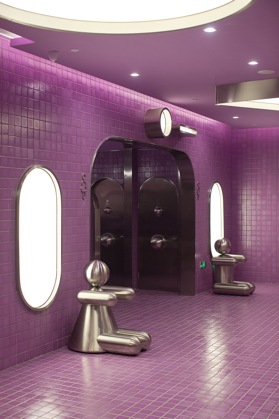 A 1450 square meter toilet PIG DESIGN