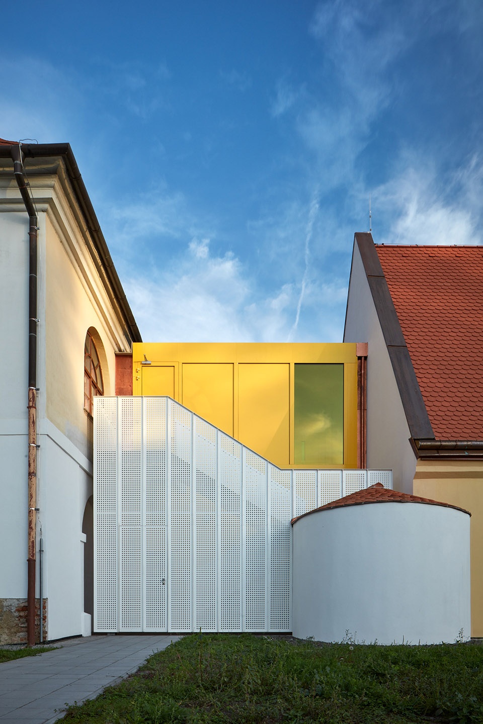 reconstruction and extension of elementary school vresovice by public atelier fuuze
