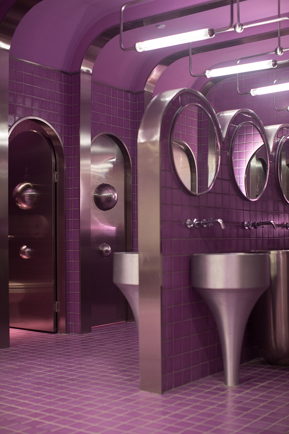 A 1450 square meter toilet PIG DESIGN