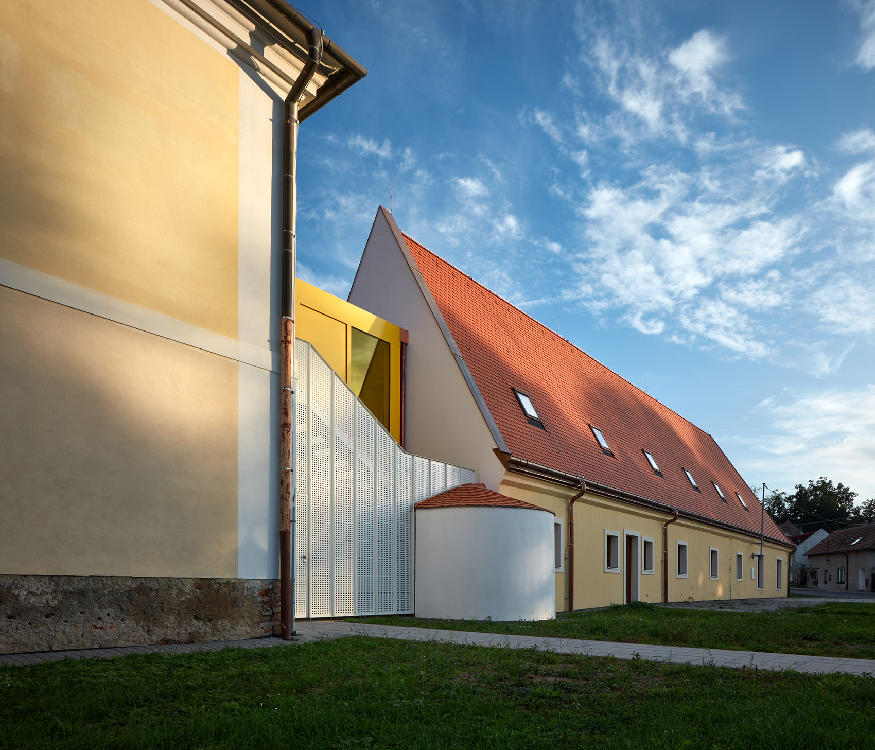 reconstruction and extension of elementary school vresovice by public atelier fuuze