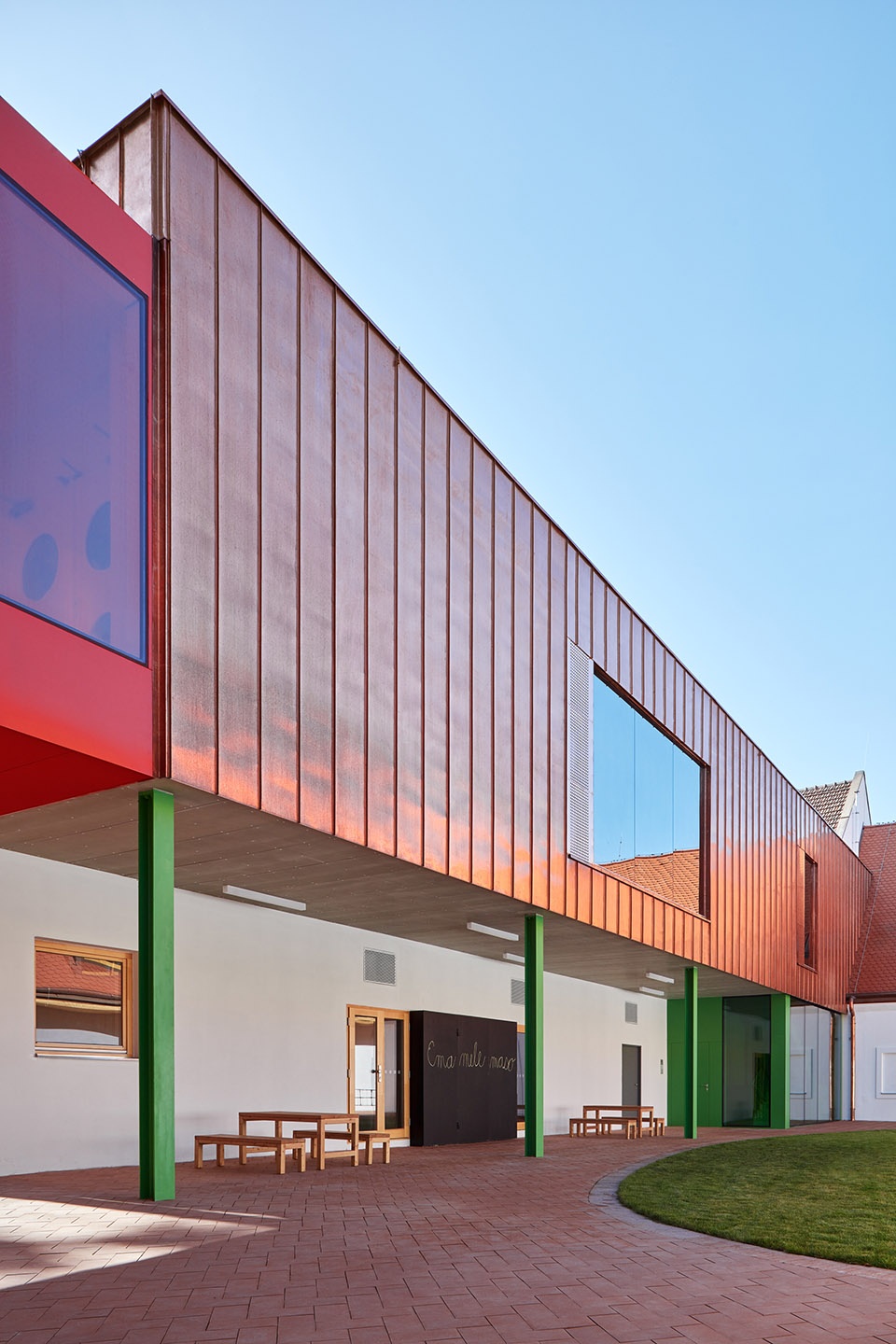 reconstruction and extension of elementary school vresovice by public atelier fuuze