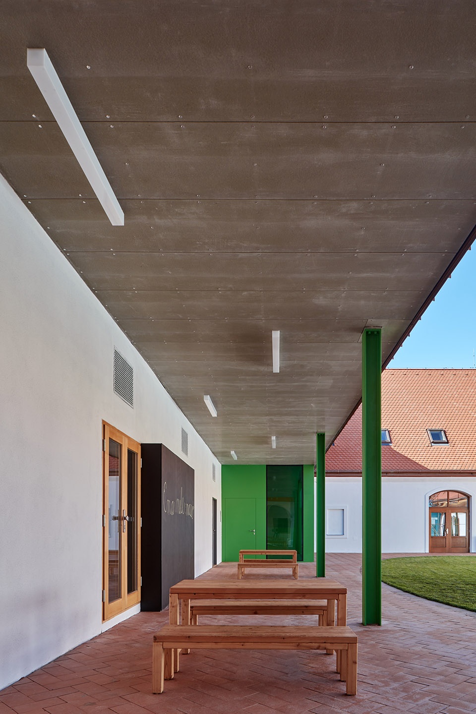 reconstruction and extension of elementary school vresovice by public atelier fuuze