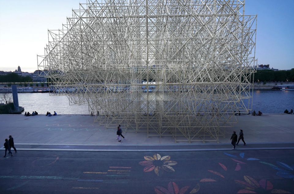 installation blur by vincent leroy