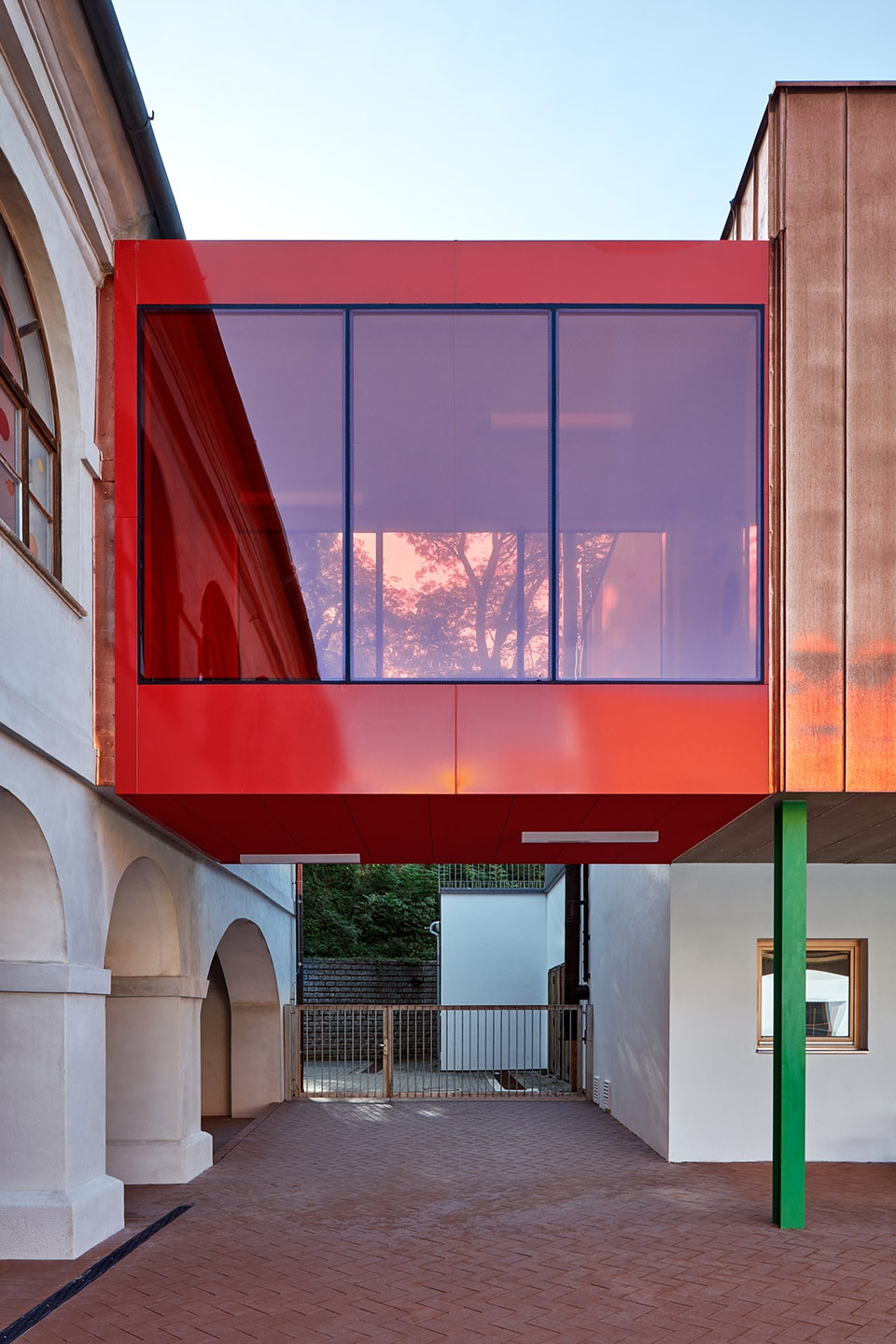 reconstruction and extension of elementary school vresovice by public atelier fuuze 1