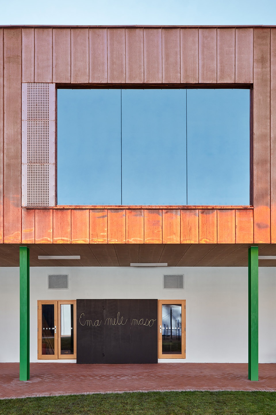 reconstruction and extension of elementary school vresovice by public atelier fuuze