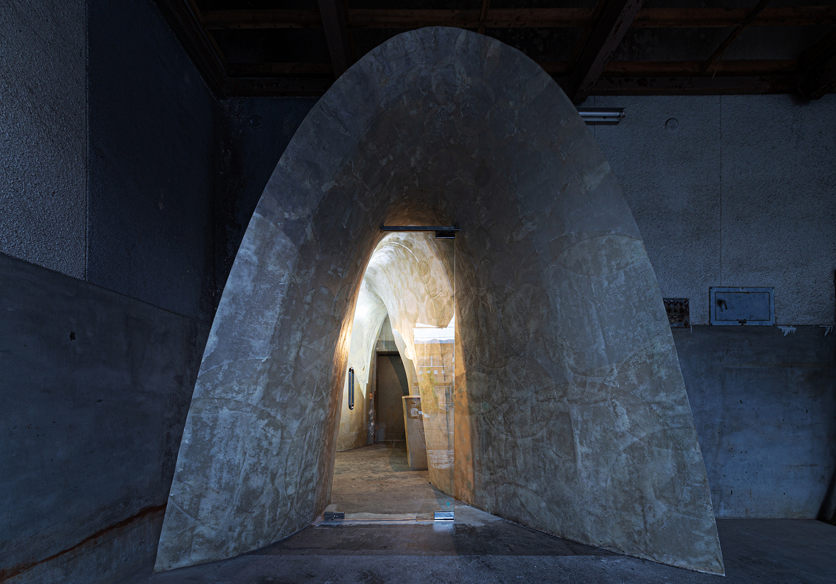 himuro gallery and residence by taku sakaushi and ofda