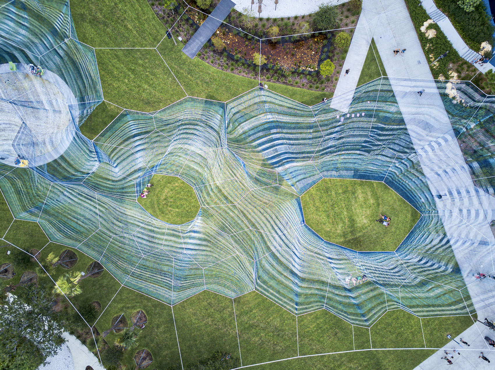 弯曲的弧线雕塑装置圣彼得堡studioechelman