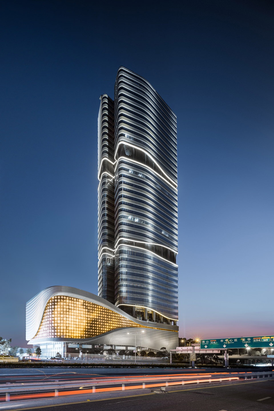 following description:"城市更新不是简单地把老建筑更换成新建筑