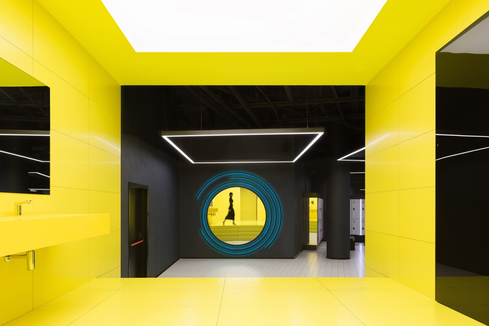 kometa black fitness club by yoyo bureau