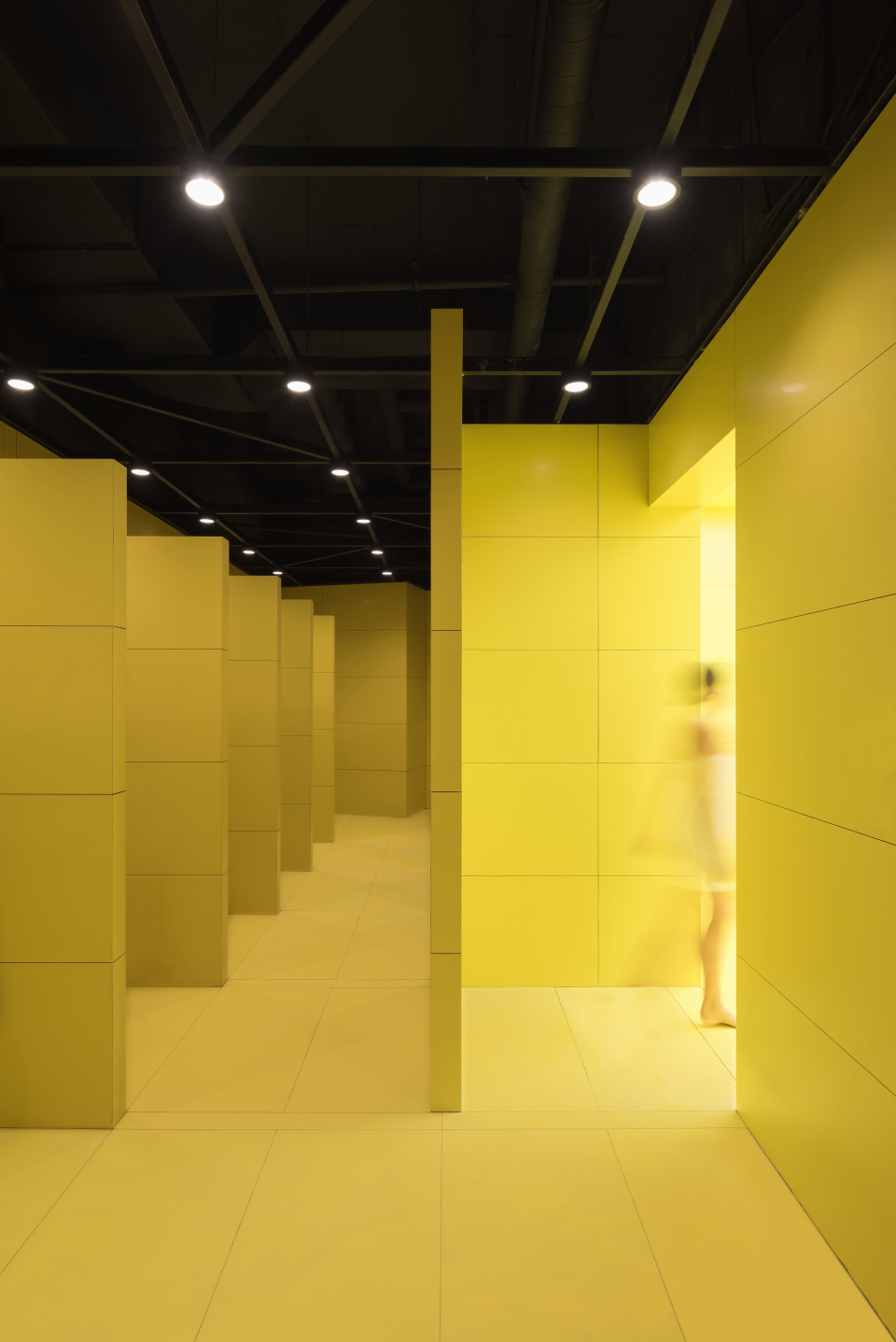 kometa black fitness club by yoyo bureau 2