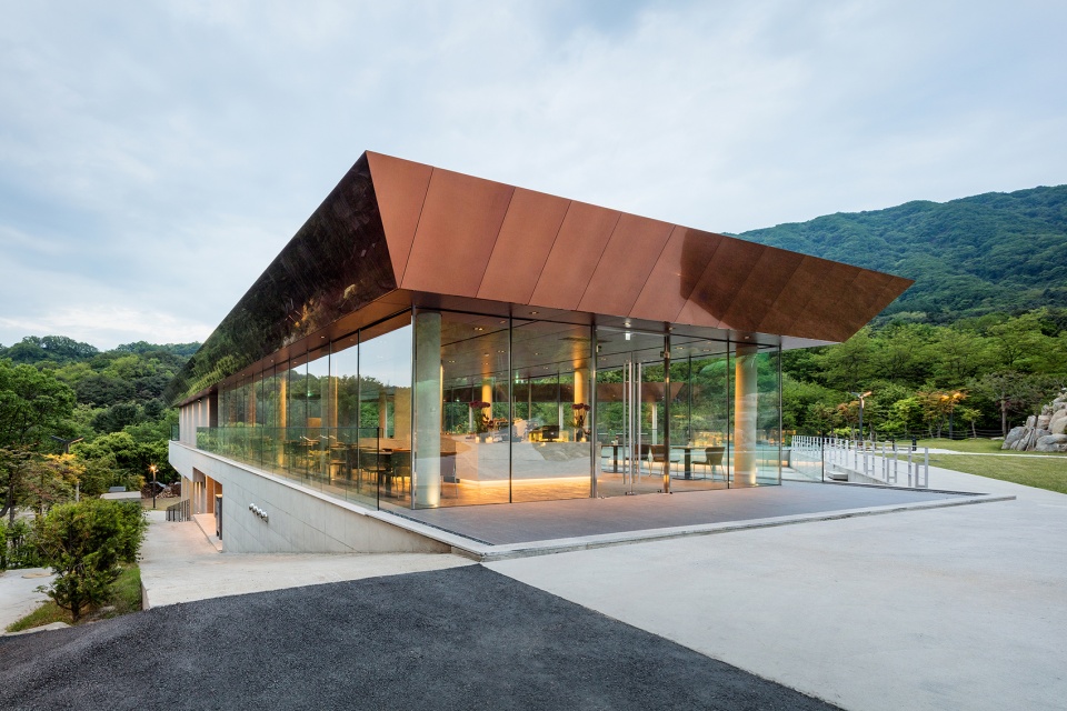 遊客即使身處屋內,彷彿仍置身森林之中,interior of welcome center