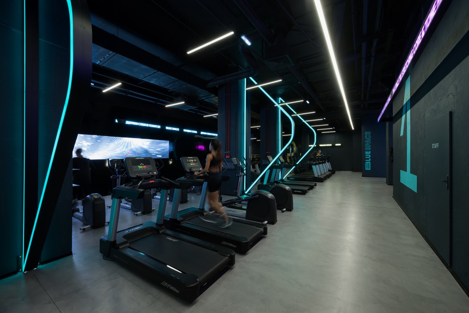 kometa black fitness club by yoyo bureau
