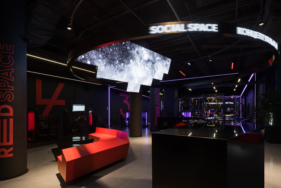 kometa black fitness club by yoyo bureau