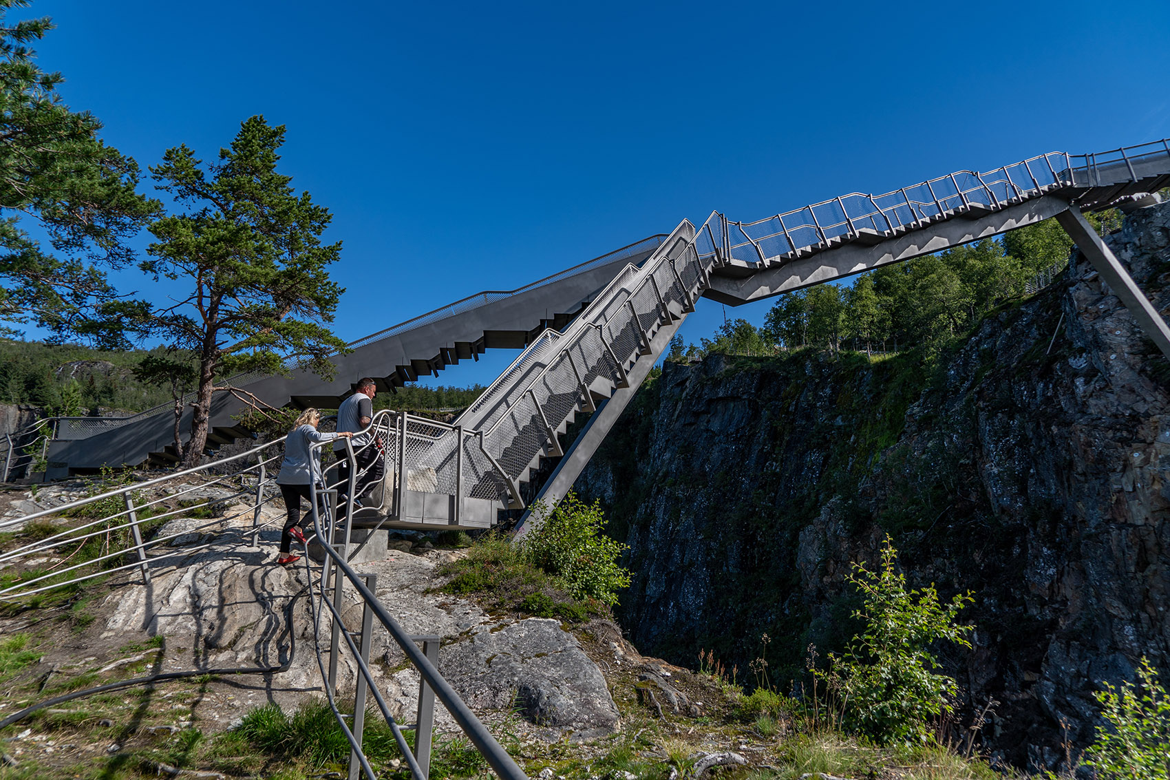 Step bridge at Vøringsfossen, Norway by Carl-Viggo Hølmebakk - 谷德设计网