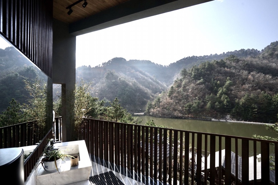 The Public Toilet of Daming Lake in Daming Mountain Hangzhou by MUFU ARCHLAB