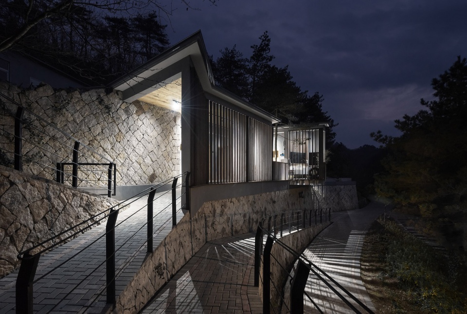 The Public Toilet of Daming Lake in Daming Mountain Hangzhou by MUFU ARCHLAB