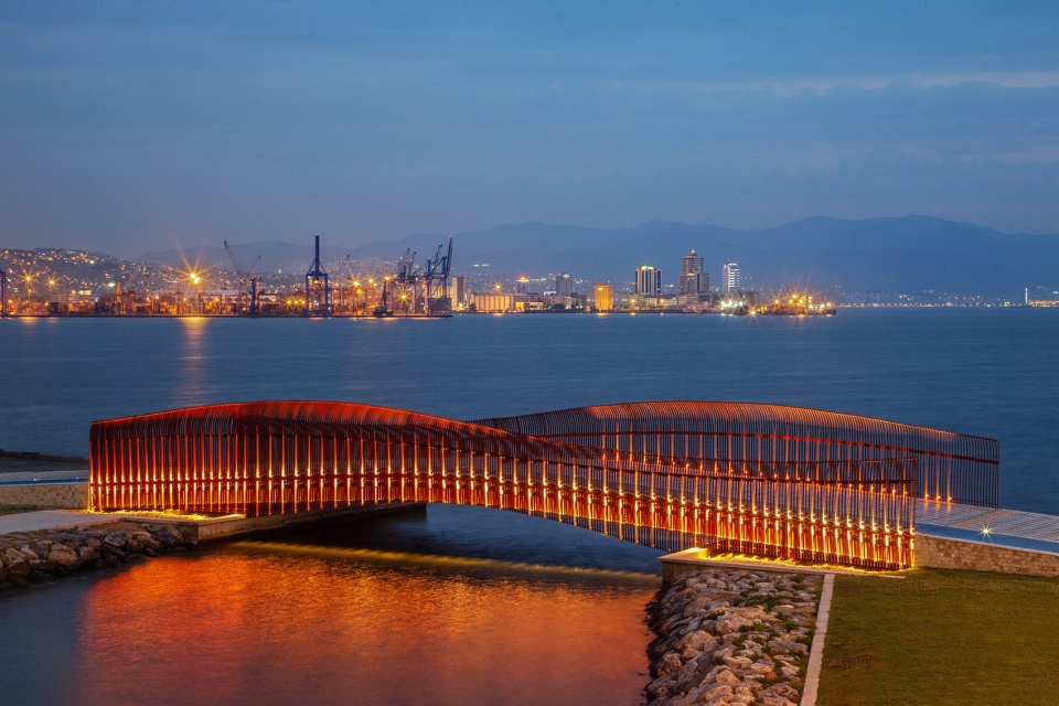 bayrakli coast pedestrian bridge by notmimarlik