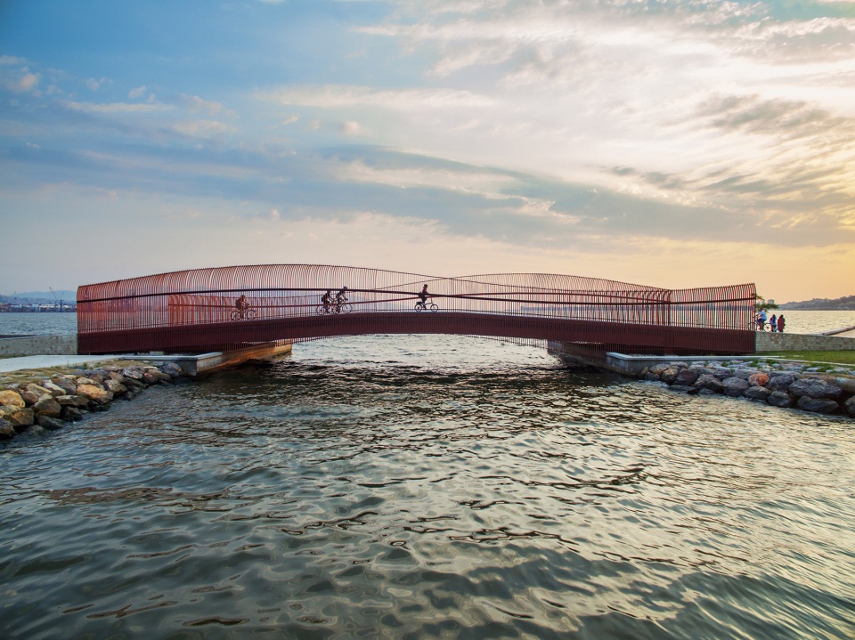 bayrakli coast pedestrian bridge by notmimarlik