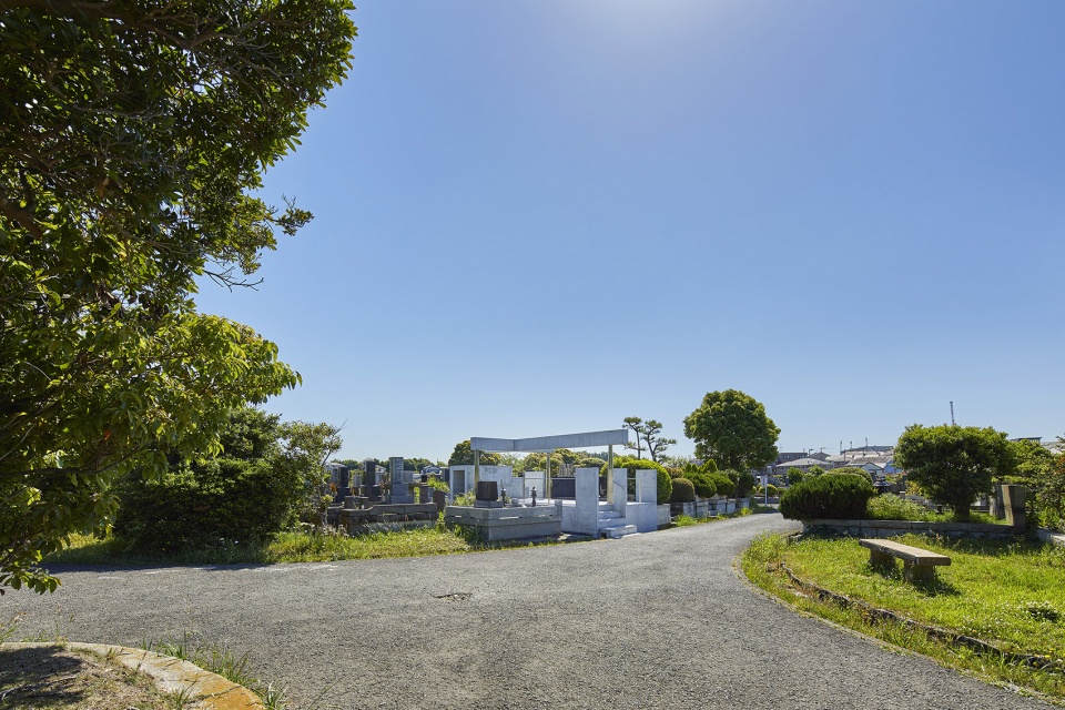 the grave of kamakura yukinoshita church by takeshi hosaka architects