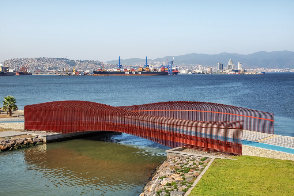 bayrakli coast pedestrian bridge by notmimarlik