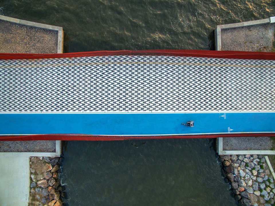 bayrakli coast pedestrian bridge by notmimarlik