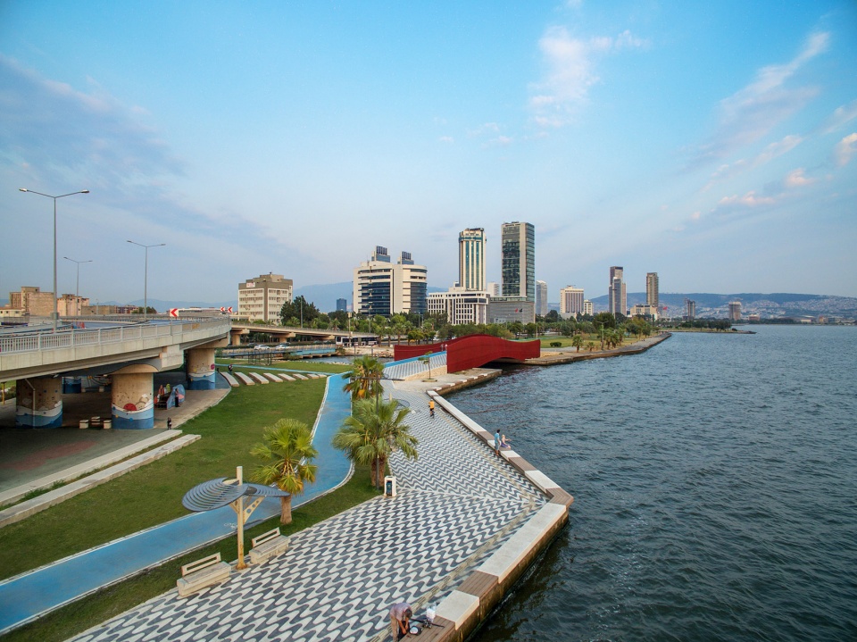 bayrakli coast pedestrian bridge by notmimarlik