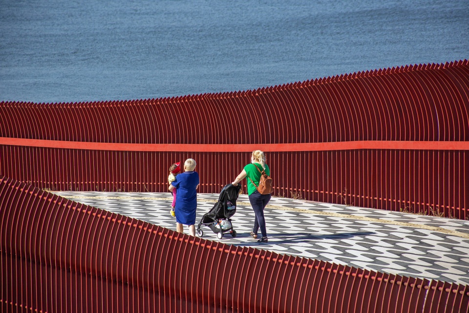 bayrakli coast pedestrian bridge by notmimarlik