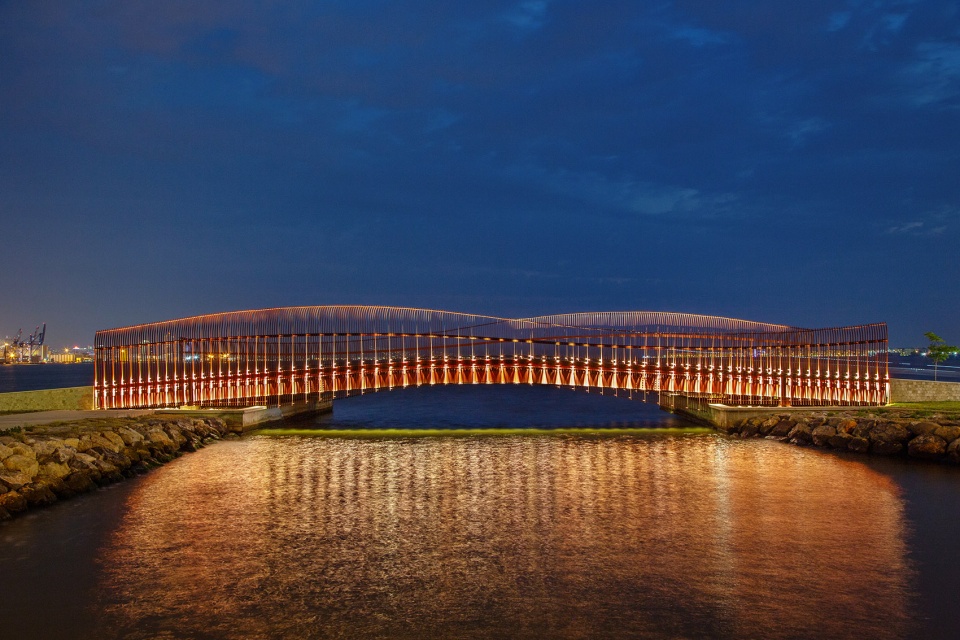 bayrakli coast pedestrian bridge by notmimarlik