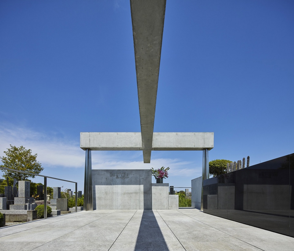 the grave of kamakura yukinoshita church by takeshi hosaka architects