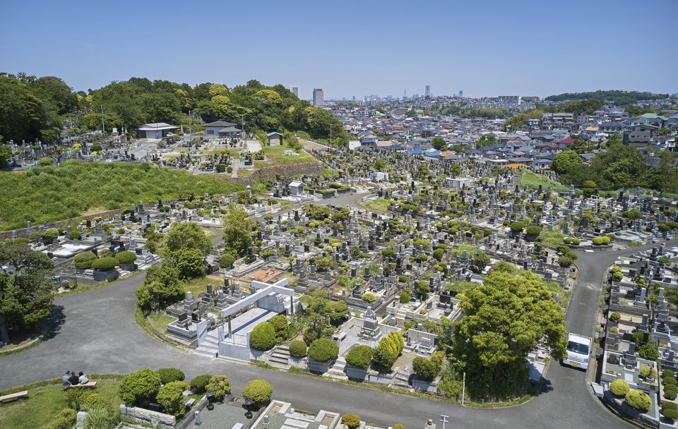 the grave of kamakura yukinoshita church by takeshi hosaka architects