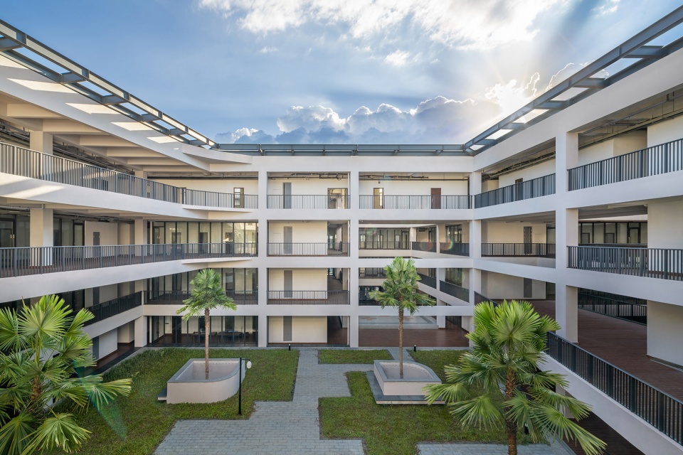 haikou school of the affiliated high school of peking university china by crossboundaries