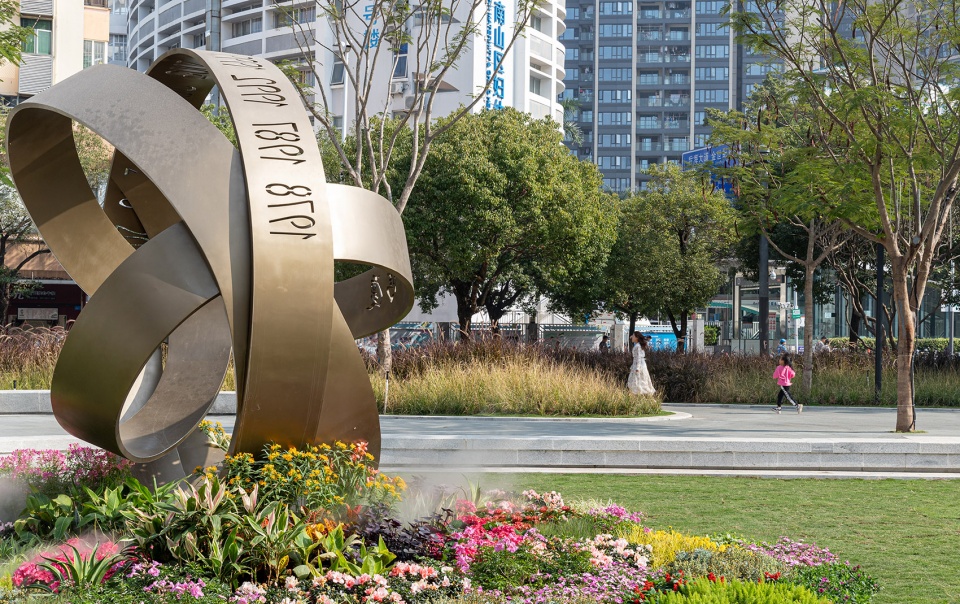 Dongjiaotou Metro Station Park LA Design Group